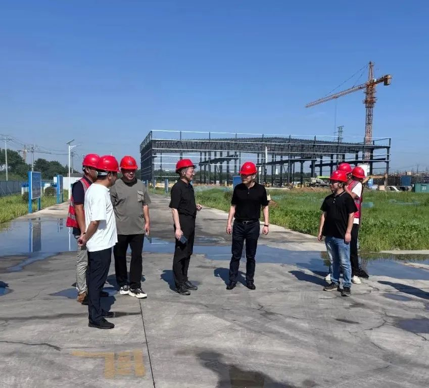 溧陽城建 | 一線工人戰(zhàn)高溫 公司慰問送清涼